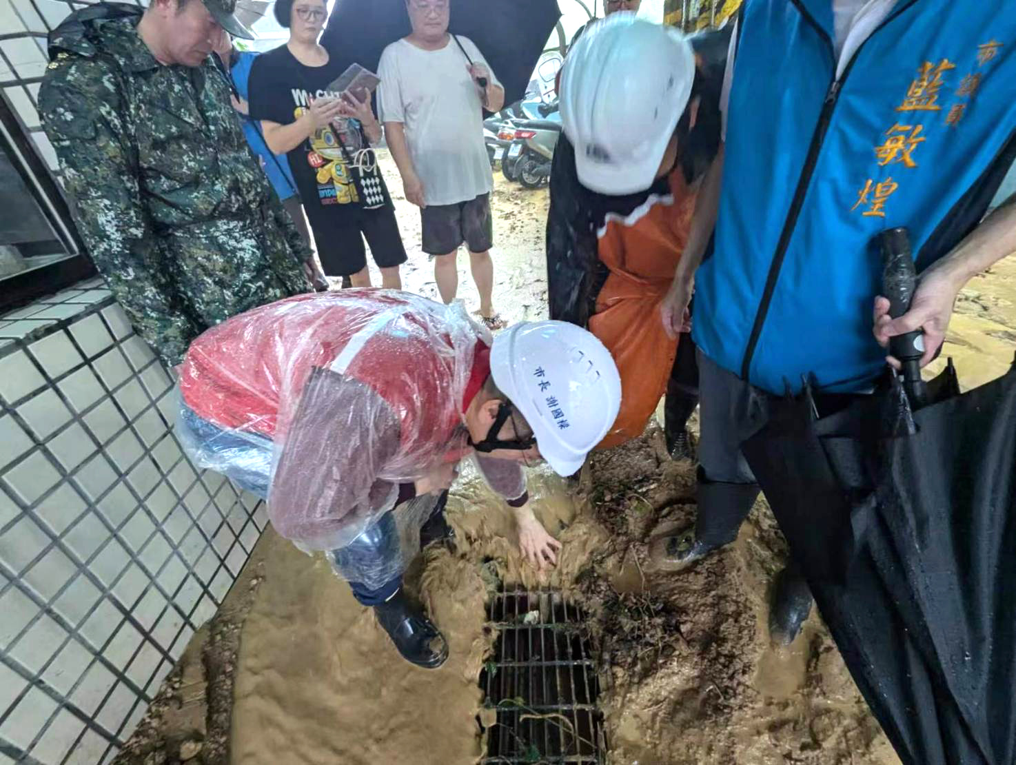 基隆地區因為山陀兒帶來豪大雨，土石流沖進民宅，市政府協助清除。（基隆市政府提供）